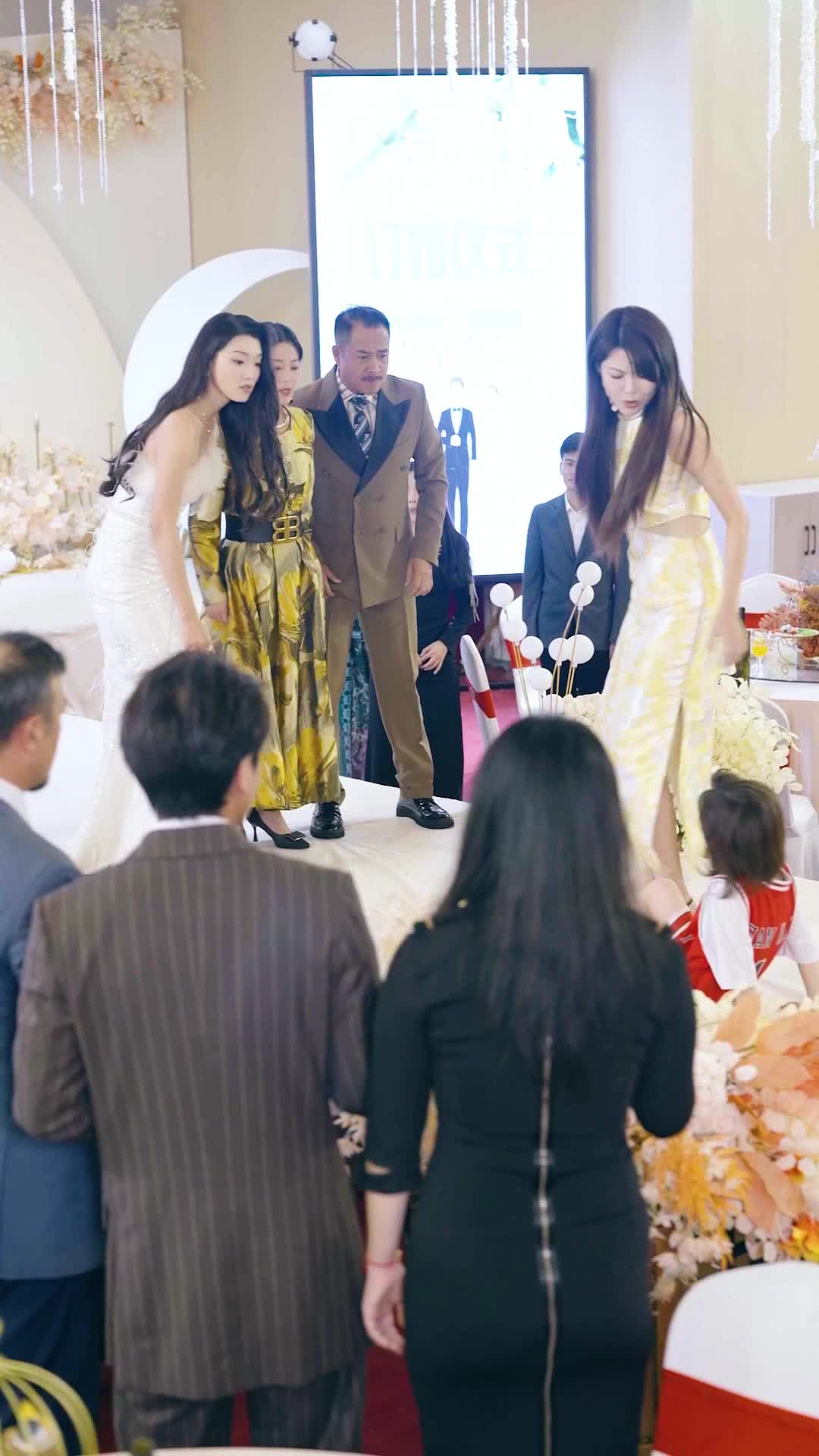 الحلقة 8 - على بابك ستة أطفال ينادونك أبًا